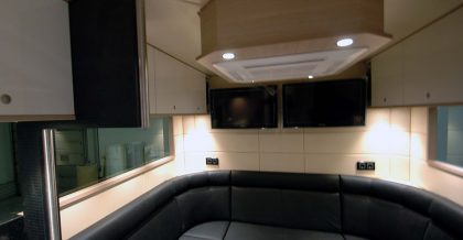 interieur racetrailer helder eiken afwerking renntransporter getrex