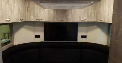 interieur racetrailer helder eiken afwerking