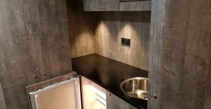 interieur racetrailer helder eiken afwerking keuken